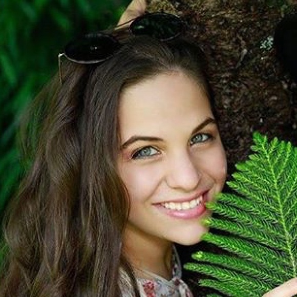 Meet your Posher, Janelle - Picture 2 of 6